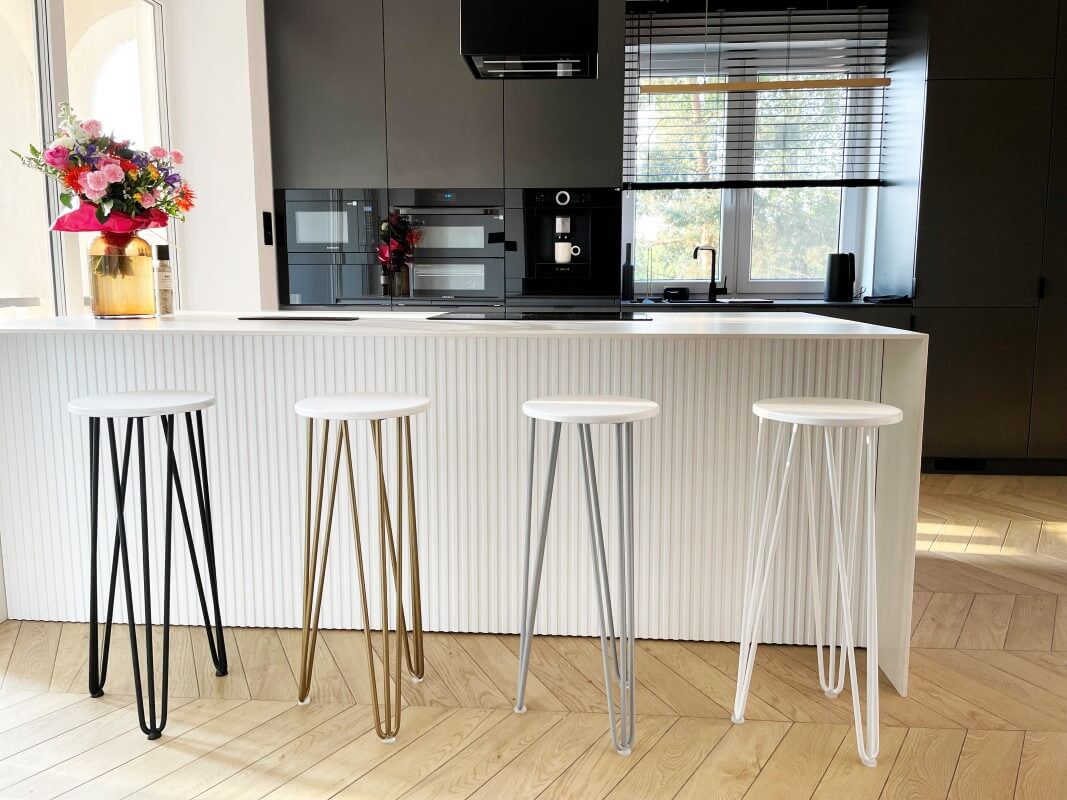 Hockers with hairpin legs in the kitchen