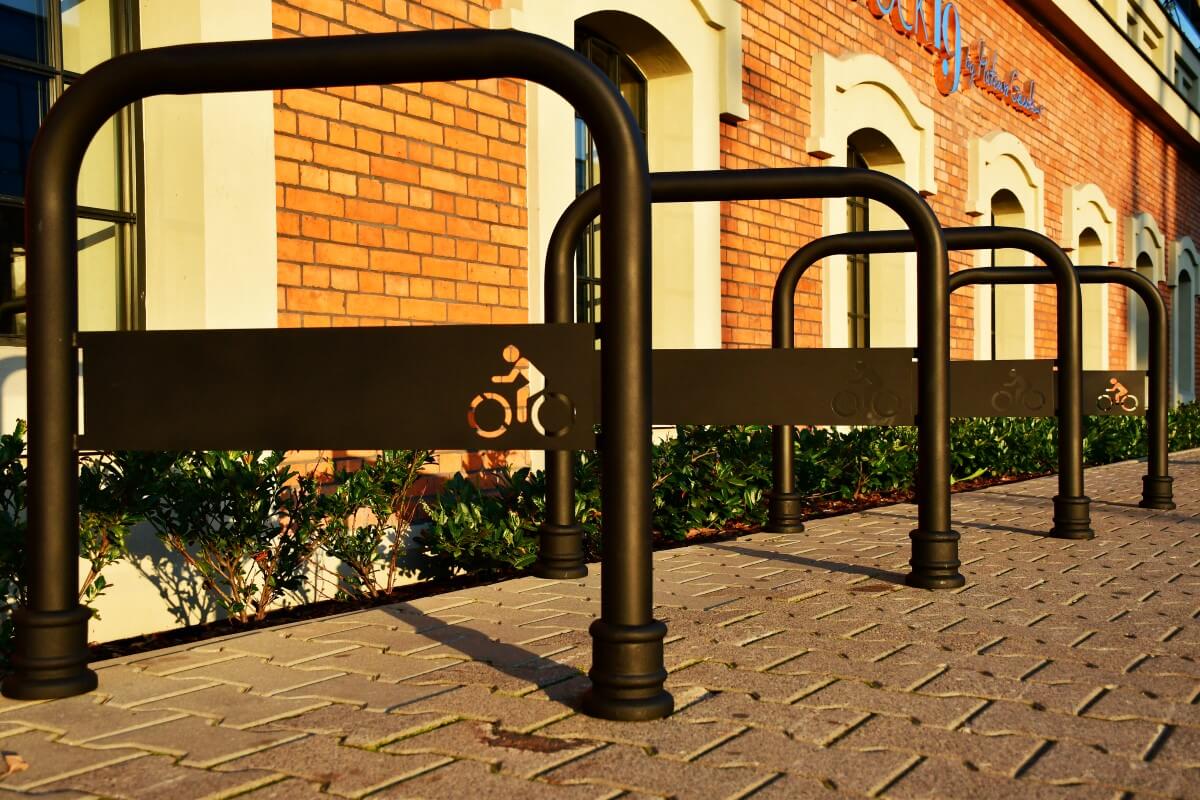 Oryginalne retro stojaki rowerowe z żeliwnymi okuciami