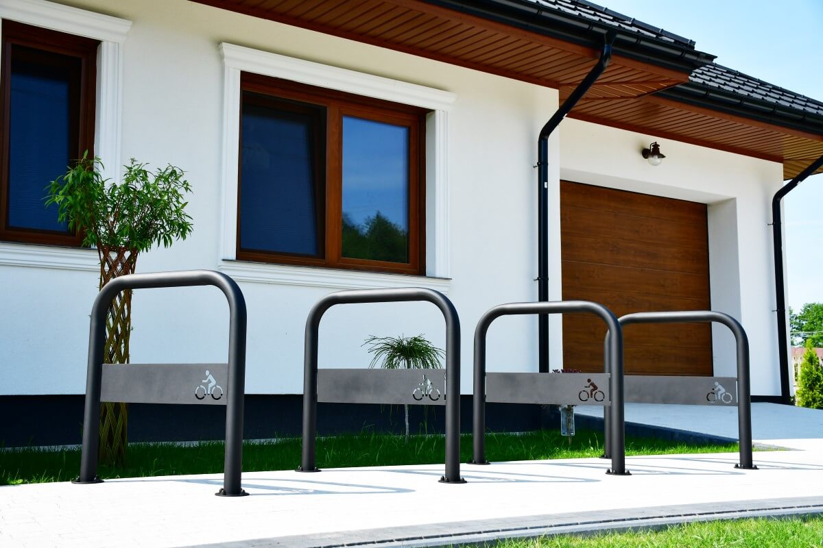 Stojaki rowerowe zamontowane przed domem