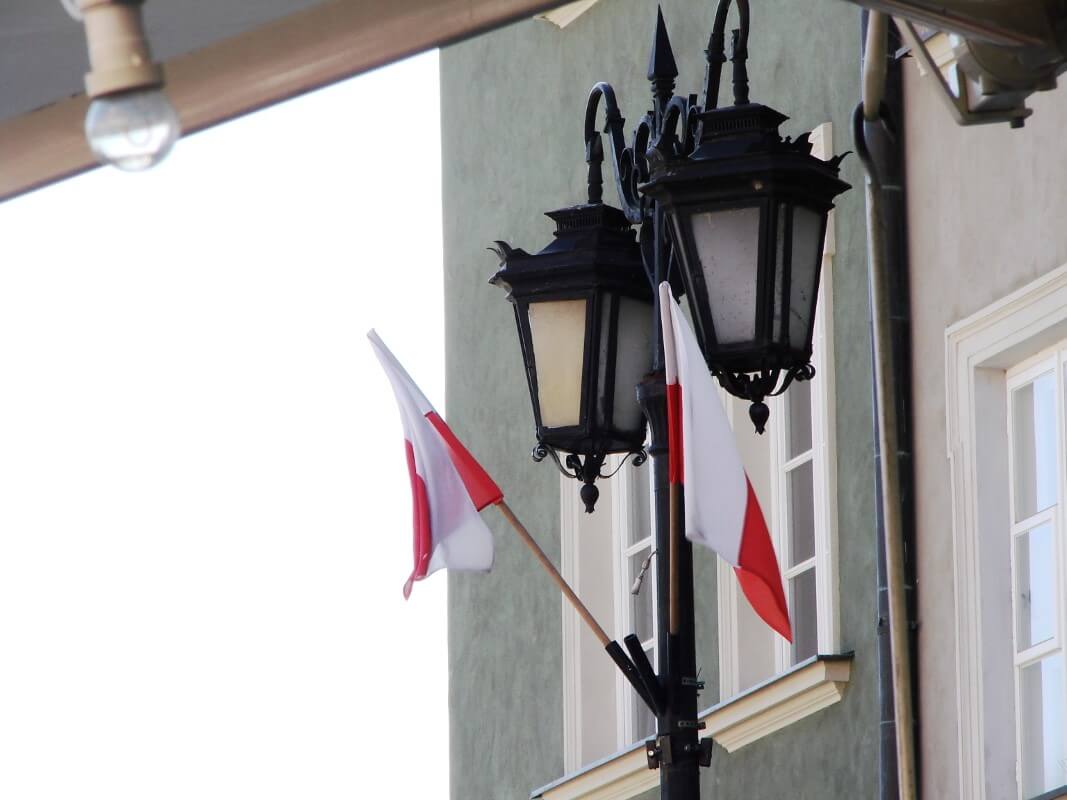 Prawidłowo zamontowany uchwyt na flagę