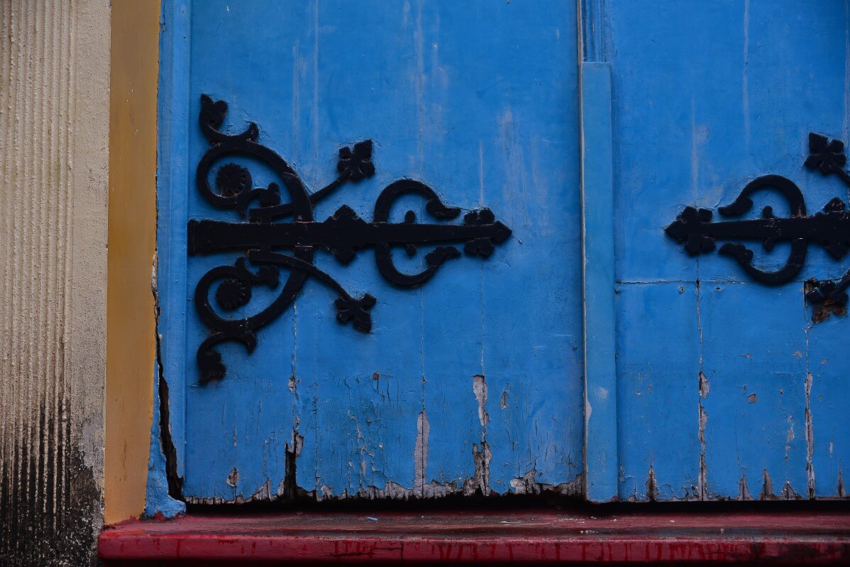 Dekoracyjne zawiasy ozdobne na drzwiach