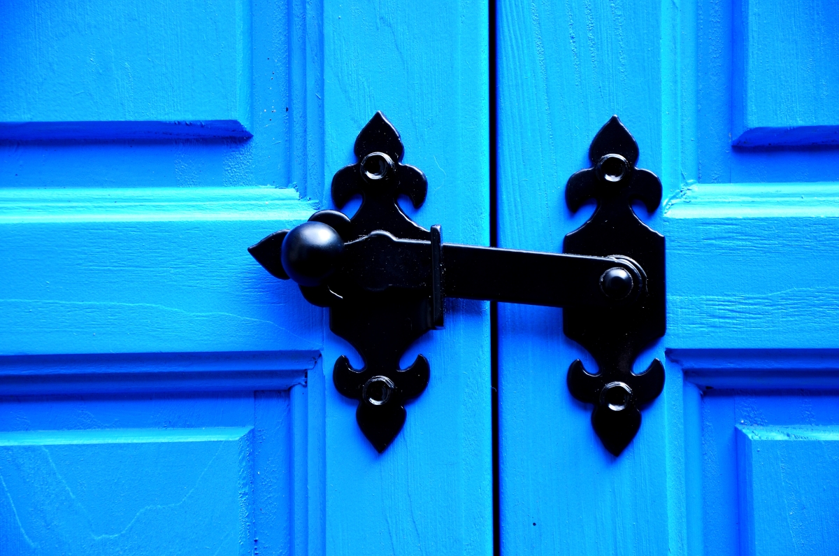 Dekoracyjne zamknięcie drewnianych okiennic