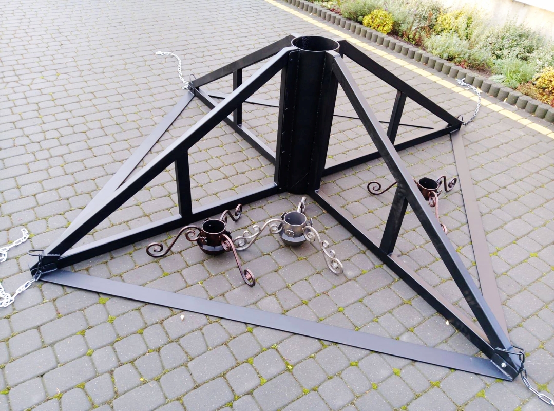 Advantages of steel Christmas tree stands over other types.